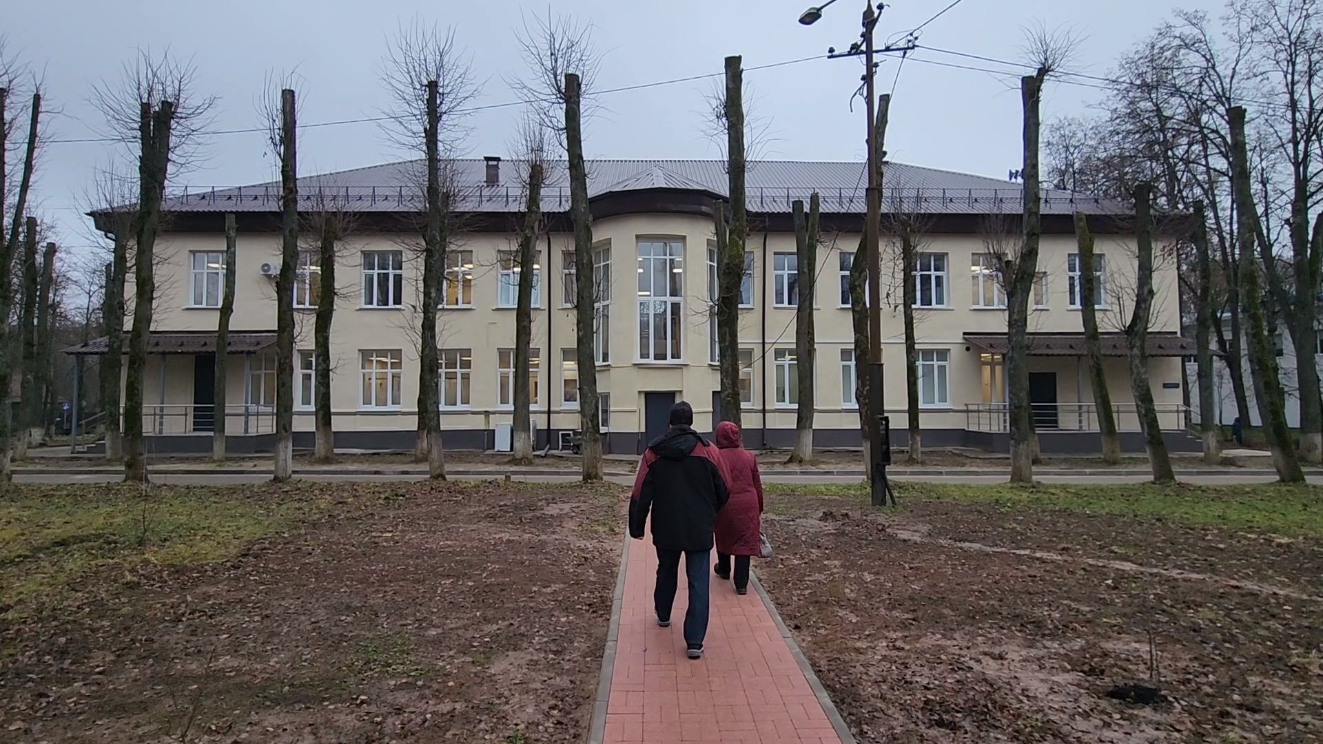 чехов, чеховская больница, взрослая поликлиника, улица пионерская 2, ремонт здания, замена кровли, фасадные работы, замена окон, внутренняя отделка помещений, инженерные сети, новое оборудование, завершение ремонта, проверка, инспекция, глава округа михаил собакин, главврач чеховской больницы андрей попов, объем качество сроки ремонта, кабинет неотложной помощи, справка в одно окно, инфоматы, терапевты, прием врачей, узкопрофильные специалисты,