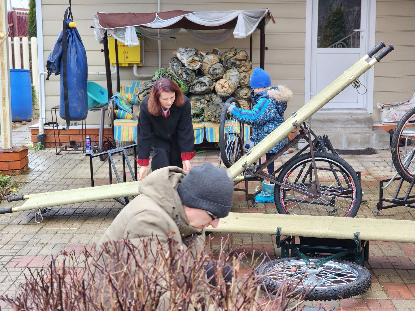 пушкинский городской округ,группа мир, волонтерская деятельность, доброволец, помощь в зону сво, эвакуационные тележки, день волонтера,
