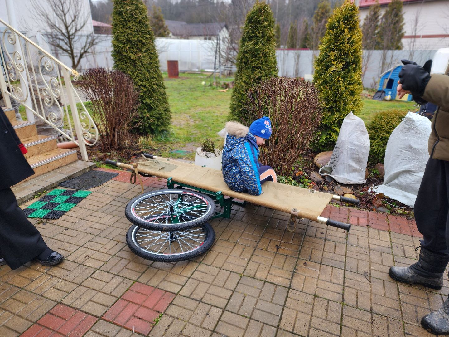 пушкинский городской округ,группа мир, волонтерская деятельность, доброволец, помощь в зону сво, эвакуационные тележки, день волонтера,