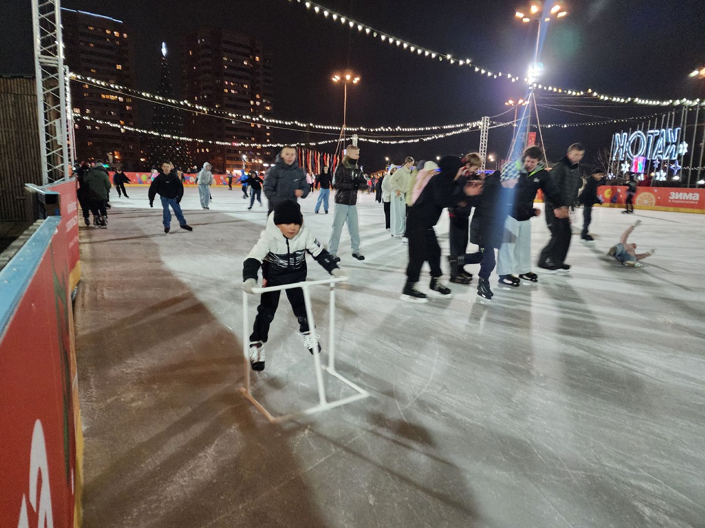 чехов, советская площадь, главный каток, открытие катка, ледовая арена, каток под открытым небом, церемония открытия, показательные выступления, фигуристы, хоккеисты, спортшкола витязь, массовое катание, бесплатный каток, прокат коньков, заточка коньков, зима в  подмосковье, проект губернатора московской области, график работы,предварительная регистрация, расписание сеансов,