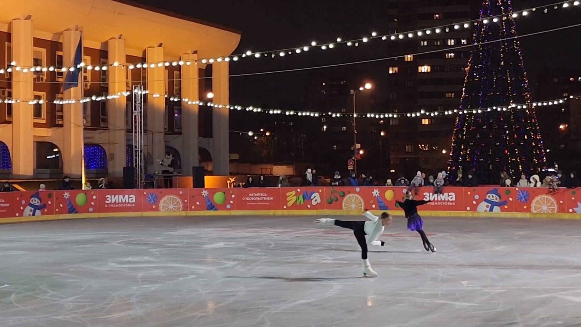 чехов, советская площадь, главный каток, открытие катка, ледовая арена, каток под открытым небом, церемония открытия, показательные выступления, фигуристы, хоккеисты, спортшкола витязь, массовое катание, бесплатный каток, прокат коньков, заточка коньков, зима в  подмосковье, проект губернатора московской области, график работы,предварительная регистрация, расписание сеансов,