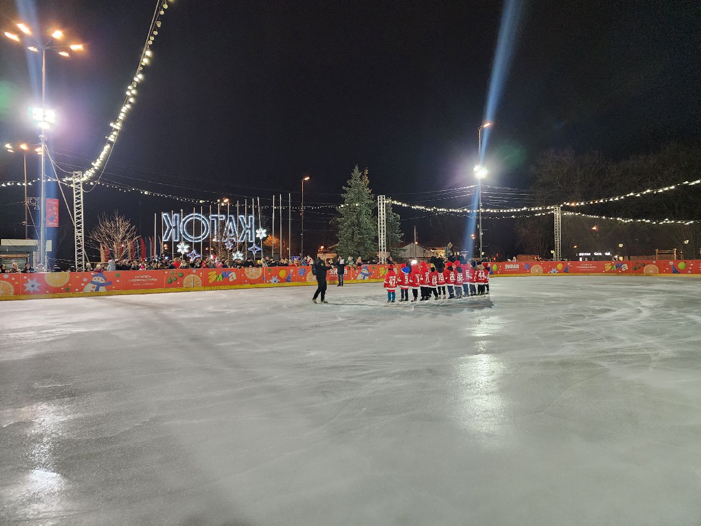чехов, советская площадь, главный каток, открытие катка, ледовая арена, каток под открытым небом, церемония открытия, показательные выступления, фигуристы, хоккеисты, спортшкола витязь, массовое катание, бесплатный каток, прокат коньков, заточка коньков, зима в  подмосковье, проект губернатора московской области, график работы,предварительная регистрация, расписание сеансов,