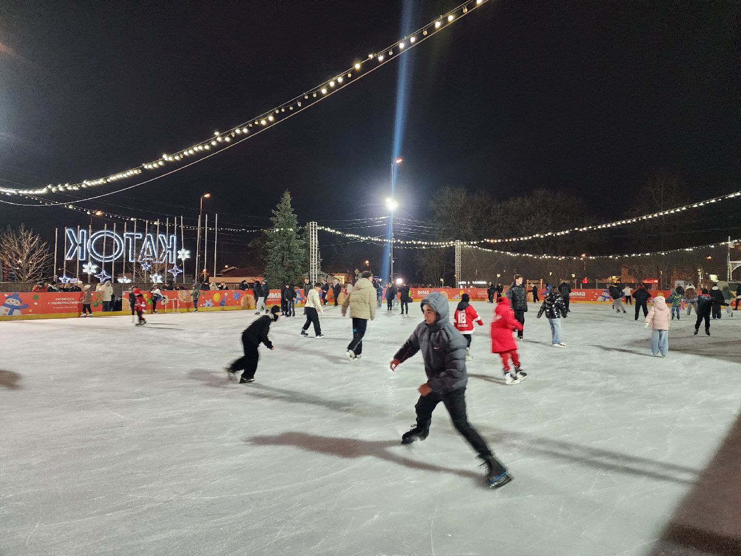 чехов, советская площадь, главный каток, открытие катка, ледовая арена, каток под открытым небом, церемония открытия, показательные выступления, фигуристы, хоккеисты, спортшкола витязь, массовое катание, бесплатный каток, прокат коньков, заточка коньков, зима в  подмосковье, проект губернатора московской области, график работы,предварительная регистрация, расписание сеансов,