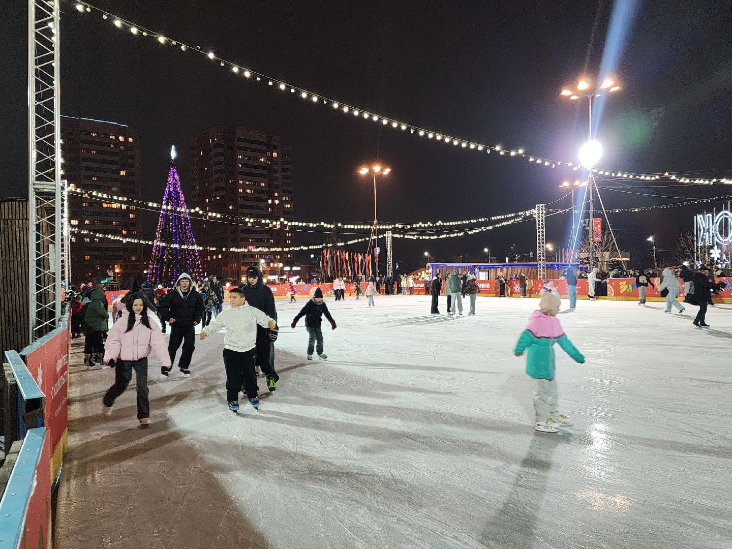 чехов, советская площадь, главный каток, открытие катка, ледовая арена, каток под открытым небом, церемония открытия, показательные выступления, фигуристы, хоккеисты, спортшкола витязь, массовое катание, бесплатный каток, прокат коньков, заточка коньков, зима в  подмосковье, проект губернатора московской области, график работы,предварительная регистрация, расписание сеансов,