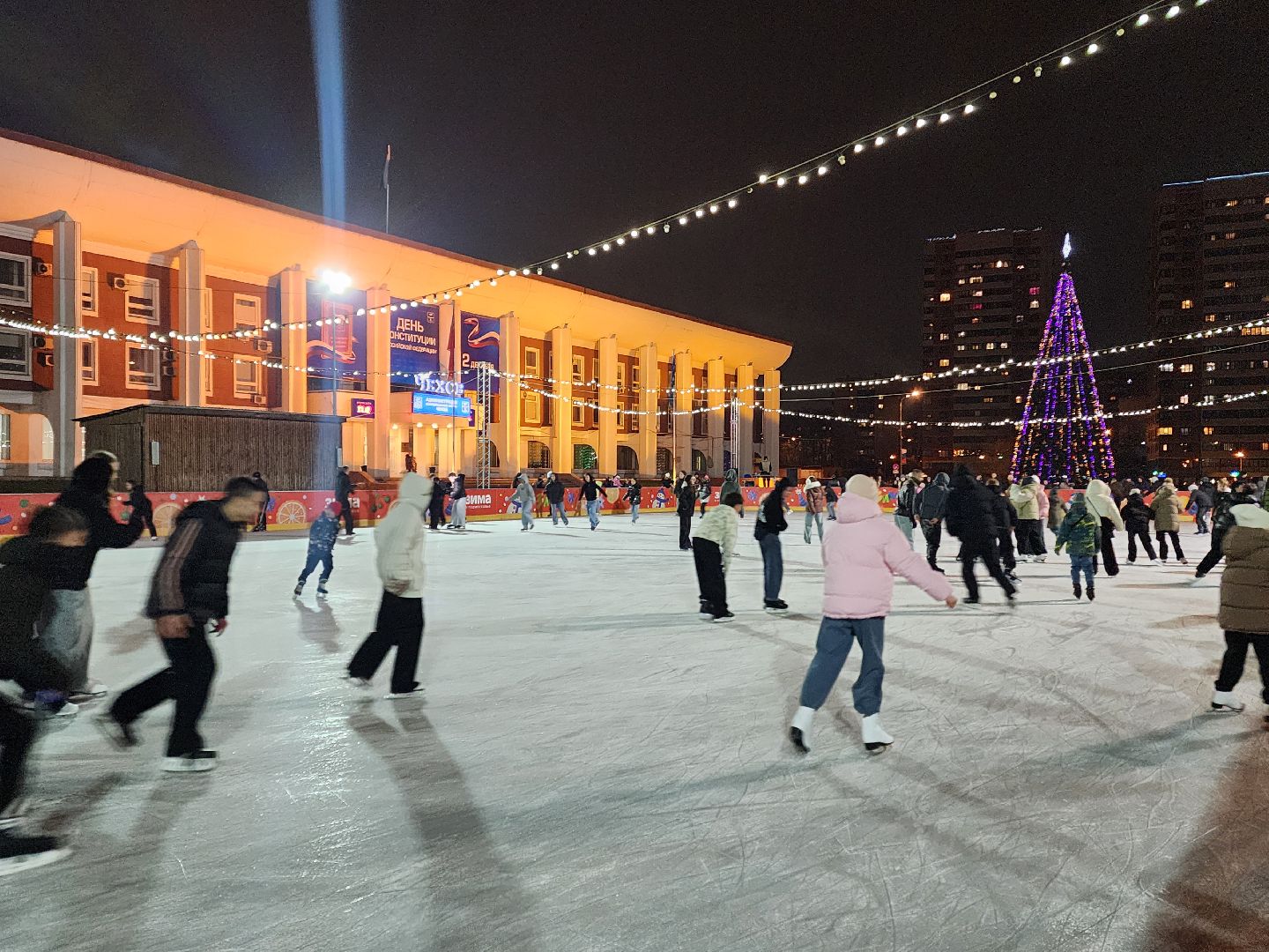 чехов, советская площадь, главный каток, открытие катка, ледовая арена, каток под открытым небом, церемония открытия, показательные выступления, фигуристы, хоккеисты, спортшкола витязь, массовое катание, бесплатный каток, прокат коньков, заточка коньков, зима в  подмосковье, проект губернатора московской области, график работы,предварительная регистрация, расписание сеансов,