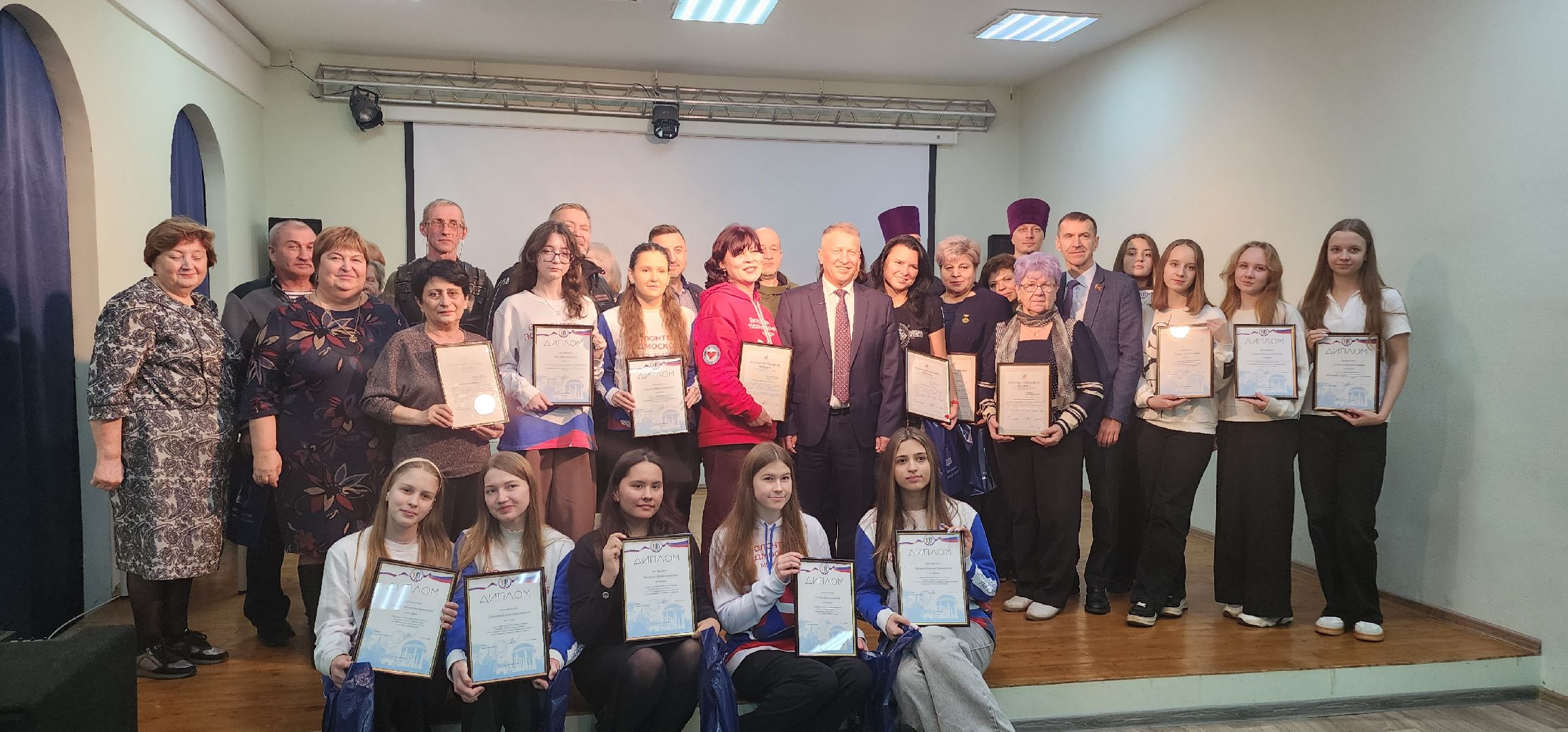 долгопрудный, волонтеры, день добровольца, амбассадор, олег сотник, глава долгопрудного, маскировочная накидка,сво, волонтерыподмосковья,