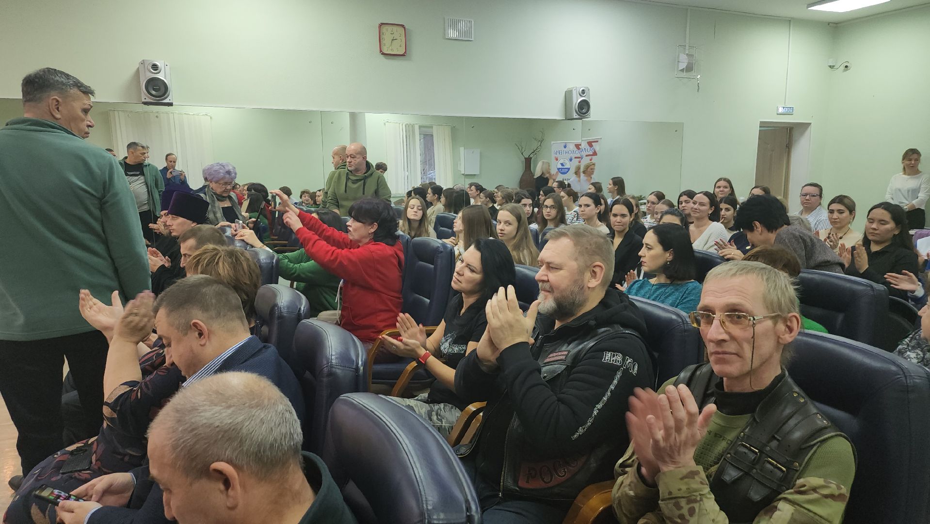 долгопрудный, волонтеры, день добровольца, амбассадор, олег сотник, глава долгопрудного, маскировочная накидка,сво, волонтерыподмосковья,