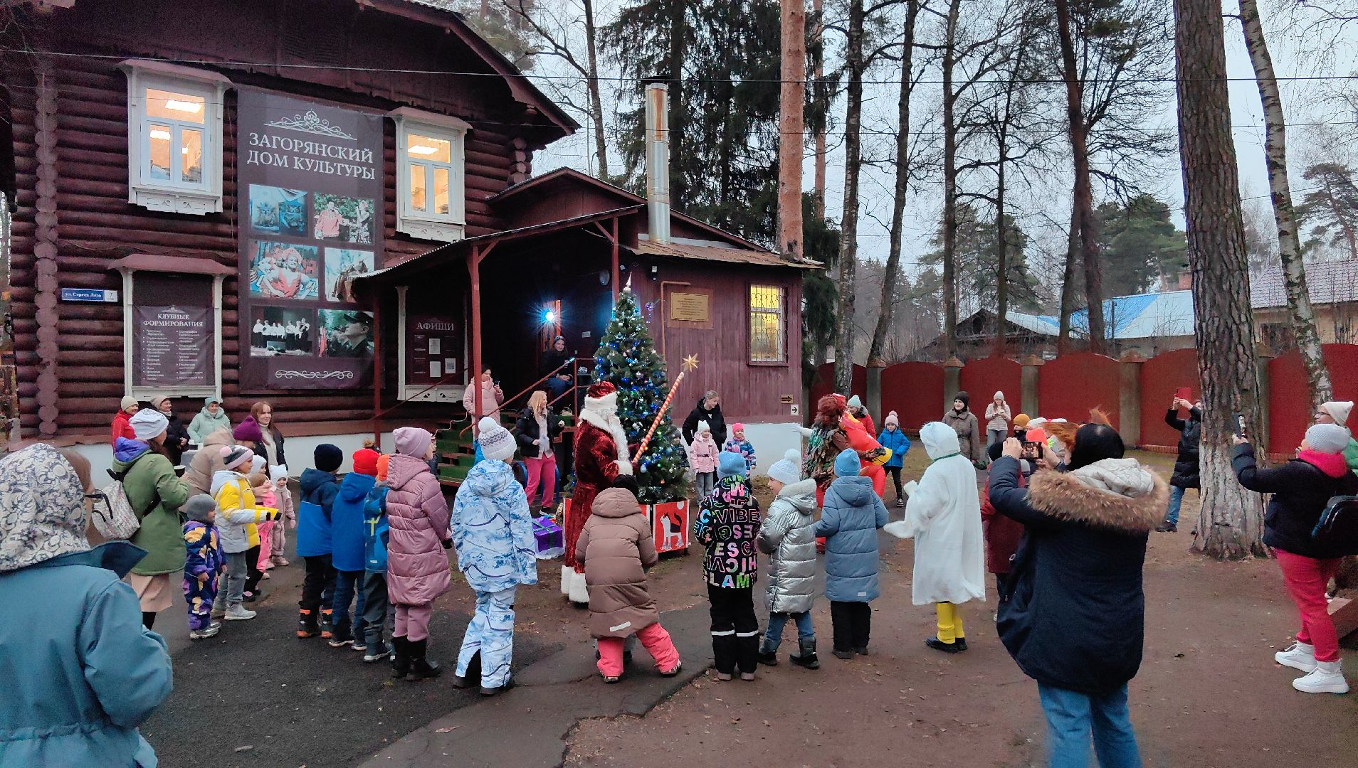 Зимнее счастье для детей: в Доме культуры «Загорянский» в Щёлковском округе зажгли огни на новогодней ёлке