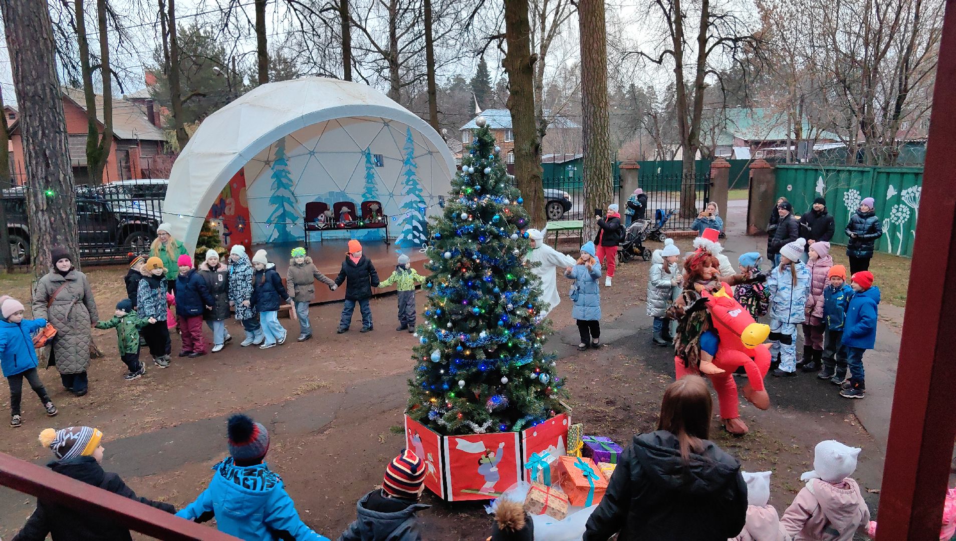 Дед Мороз, снеговик, елка,