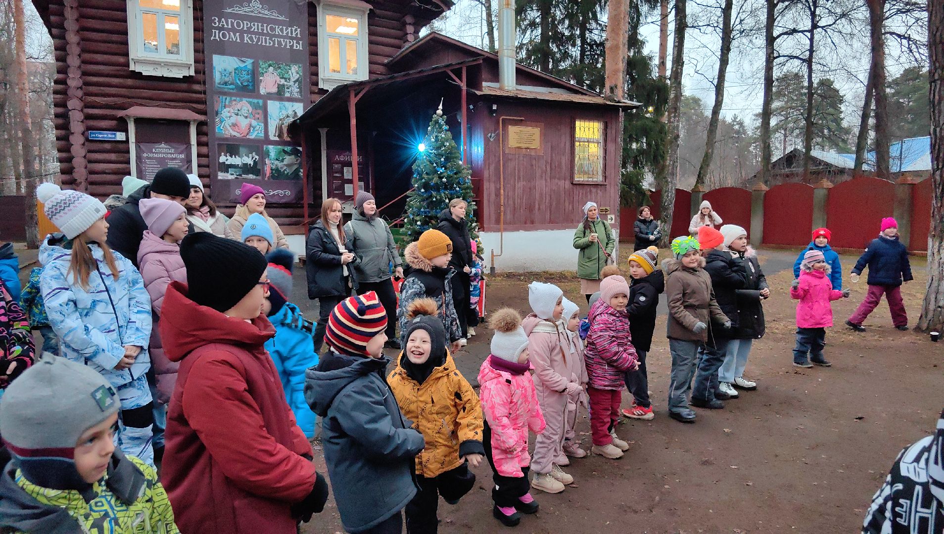 Дед Мороз, снеговик, елка,