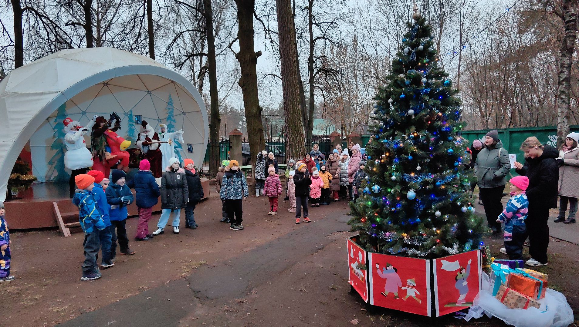 Дед Мороз, снеговик, елка,