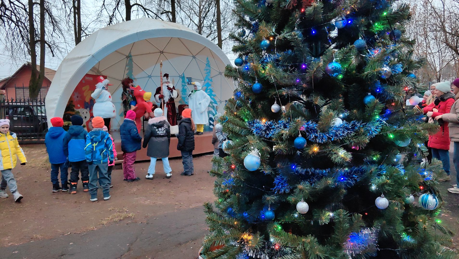 Дед Мороз, снеговик, елка,