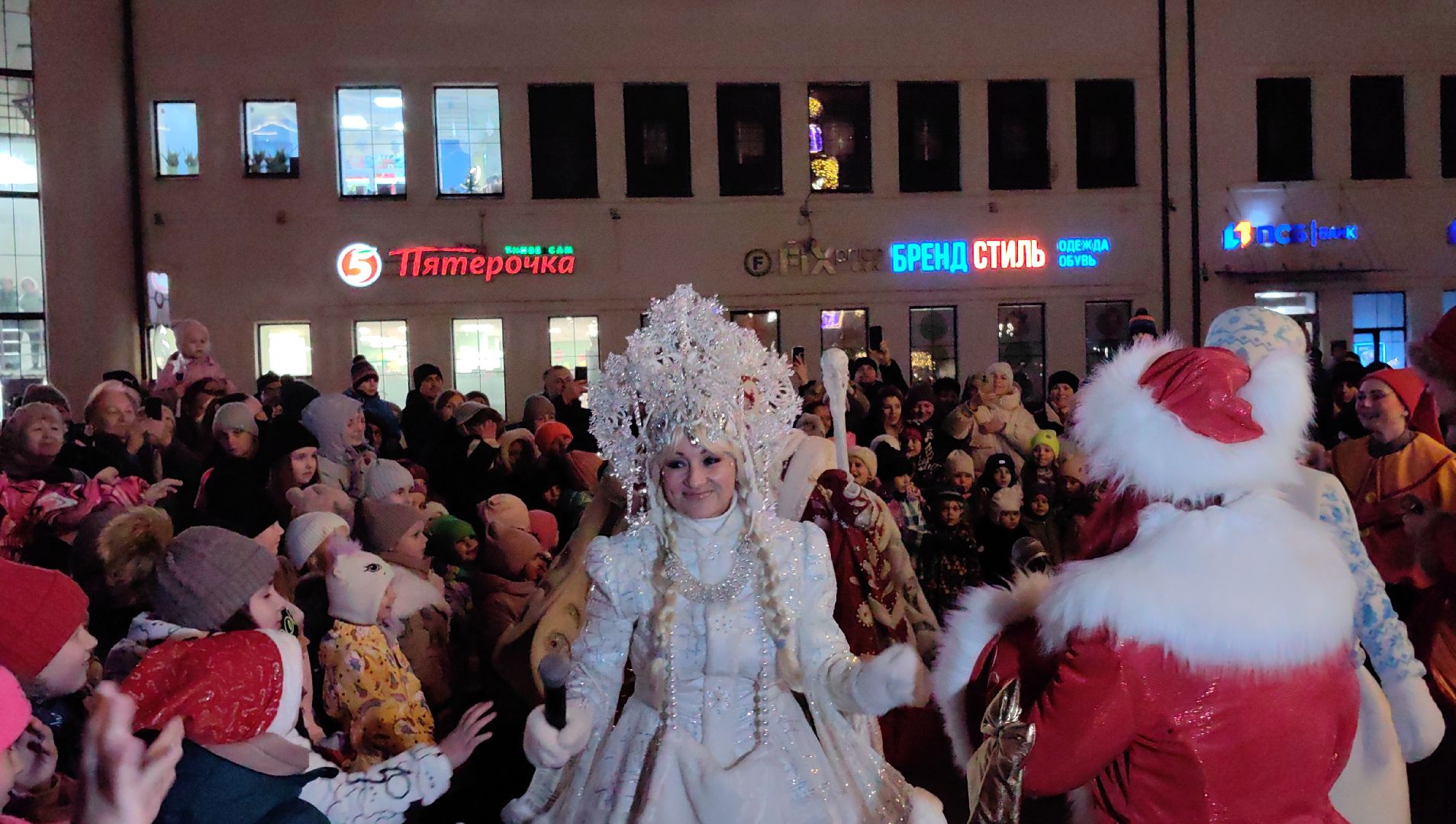 Дед Мороз, Снегурочка, елка, огни, площадь, снеговик,