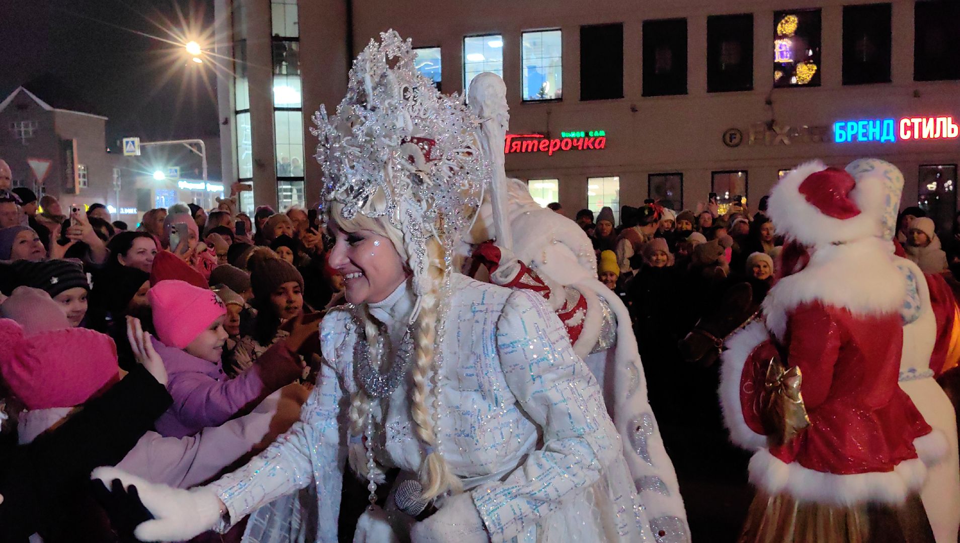 Дед Мороз, Снегурочка, елка, огни, площадь, снеговик,