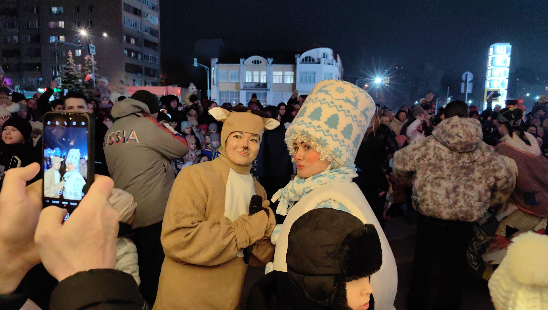 Дед Мороз, Снегурочка, елка, огни, площадь, снеговик,