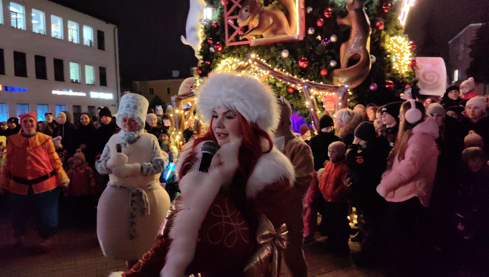 Дед Мороз, Снегурочка, елка, огни, площадь, снеговик,