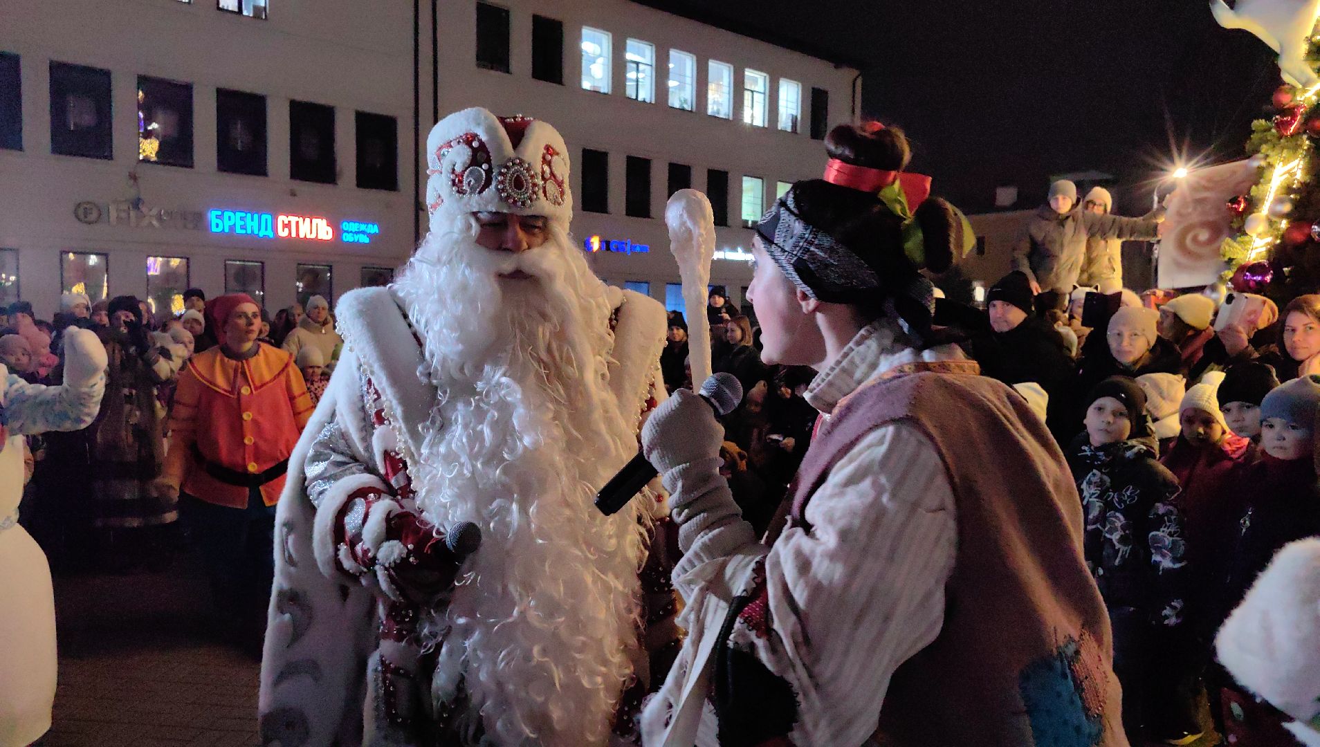 Дед Мороз, Снегурочка, елка, огни, площадь, снеговик,