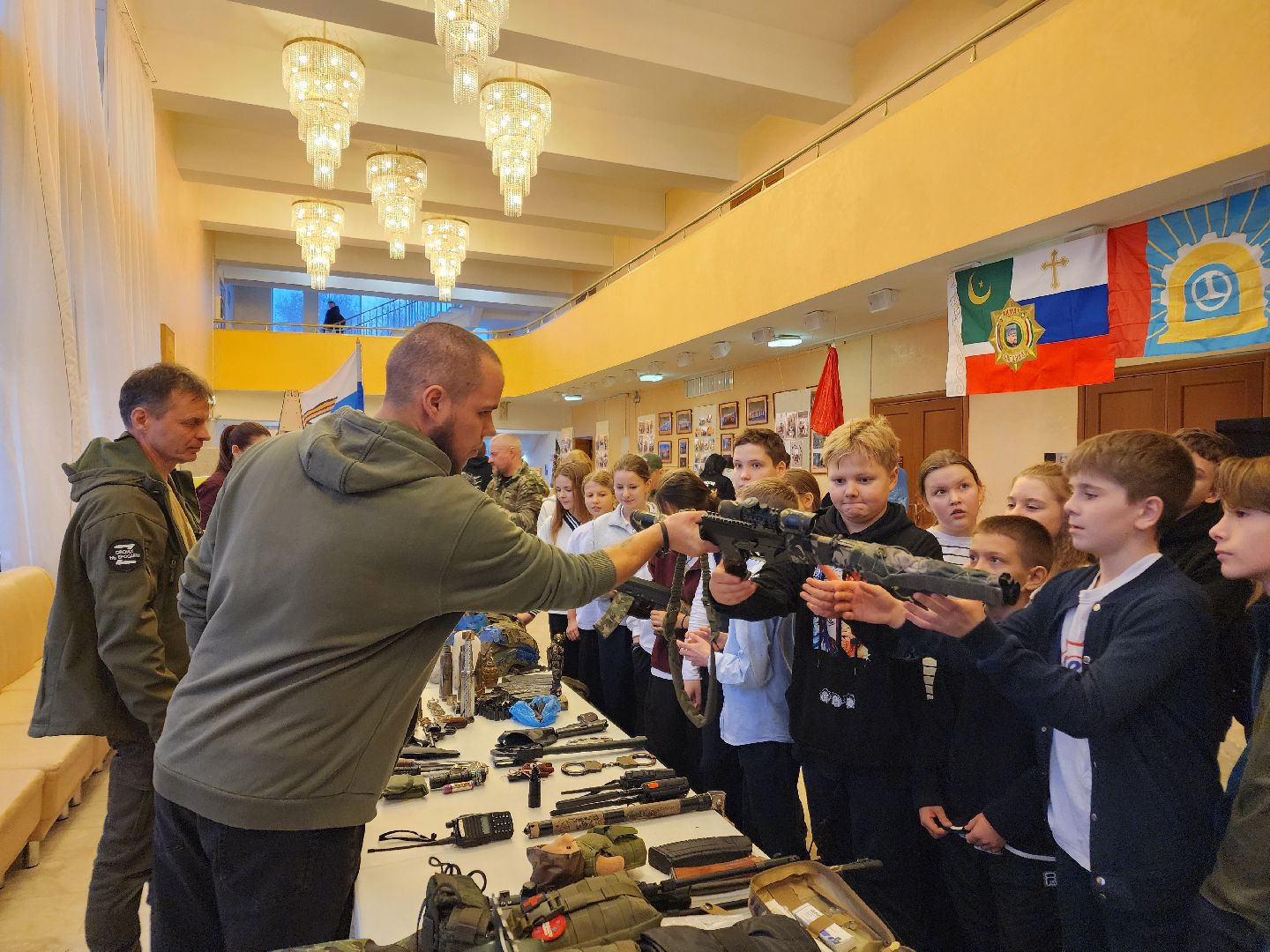 чехов, дворец культуры дружба, передвижной музей сво, выставка, экспозиция, добровольный гуманитарный волонтерский полк, чеховская кашеварочка, максим позывной ветер, ирина черникова, волонтеры и добровольцы, гуманитарная помощь, образцы вооружения, сухие пайки, мастер-классы, продуктовые наборы, плетение сетей,сво-797, беспилотники, ударные дроны, фотовыставка, книги,