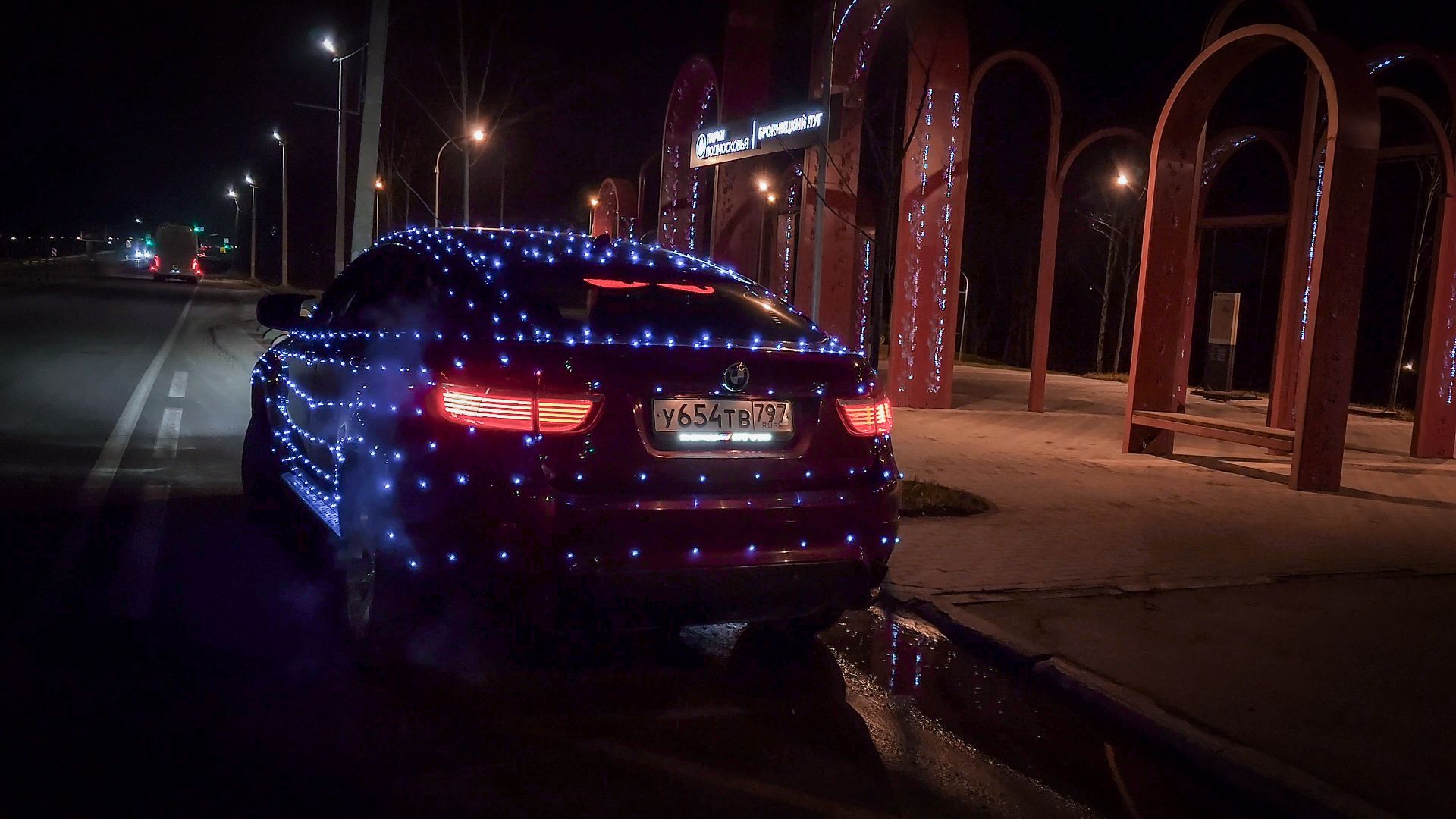 бронницы, новогодний автомобиль, светящаяся машина в бронницах, машина в гирляндах,