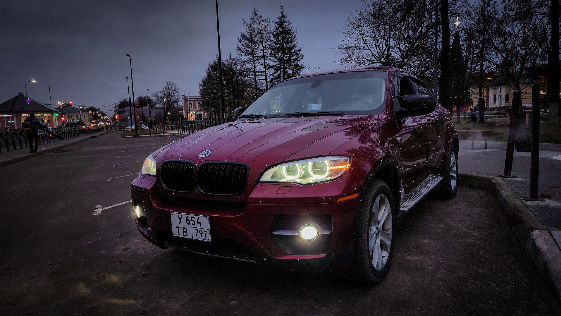 бронницы, новогодний автомобиль, светящаяся машина в бронницах, машина в гирляндах,