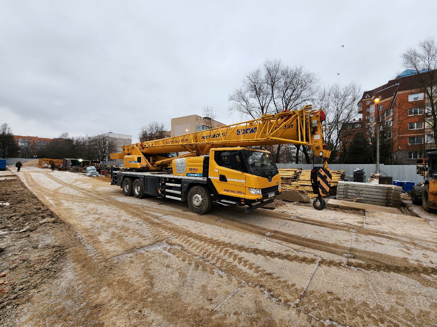 чехов,гимназия 2,  пристройка на 550 мест, строительство, разворотная площадка, подъездные пути, длинномеры и большегрузы, спецтехника,  площадка для разгрузки и разворота, башенный кран, основание под кран, котлован, фундаментная плита, подбетонка, каркас из арматуры, ооо воздвижение, госпрограмма московской области, строительство социальных объектов,мойка для колес машин,