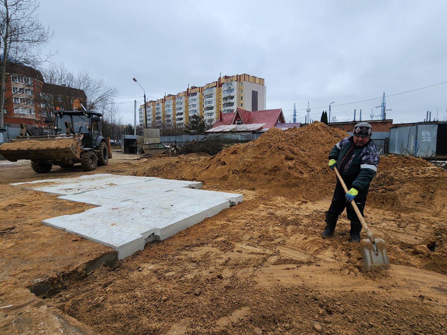 чехов,гимназия 2,  пристройка на 550 мест, строительство, разворотная площадка, подъездные пути, длинномеры и большегрузы, спецтехника,  площадка для разгрузки и разворота, башенный кран, основание под кран, котлован, фундаментная плита, подбетонка, каркас из арматуры, ооо воздвижение, госпрограмма московской области, строительство социальных объектов,мойка для колес машин,