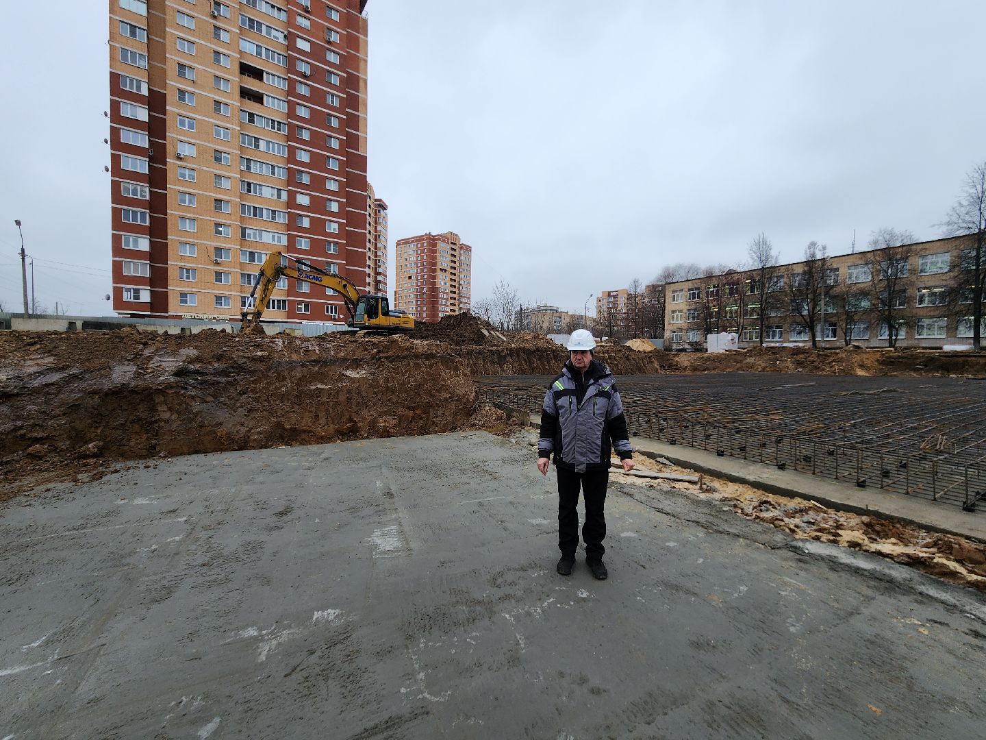 чехов,гимназия 2,  пристройка на 550 мест, строительство, разворотная площадка, подъездные пути, длинномеры и большегрузы, спецтехника,  площадка для разгрузки и разворота, башенный кран, основание под кран, котлован, фундаментная плита, подбетонка, каркас из арматуры, ооо воздвижение, госпрограмма московской области, строительство социальных объектов,мойка для колес машин,