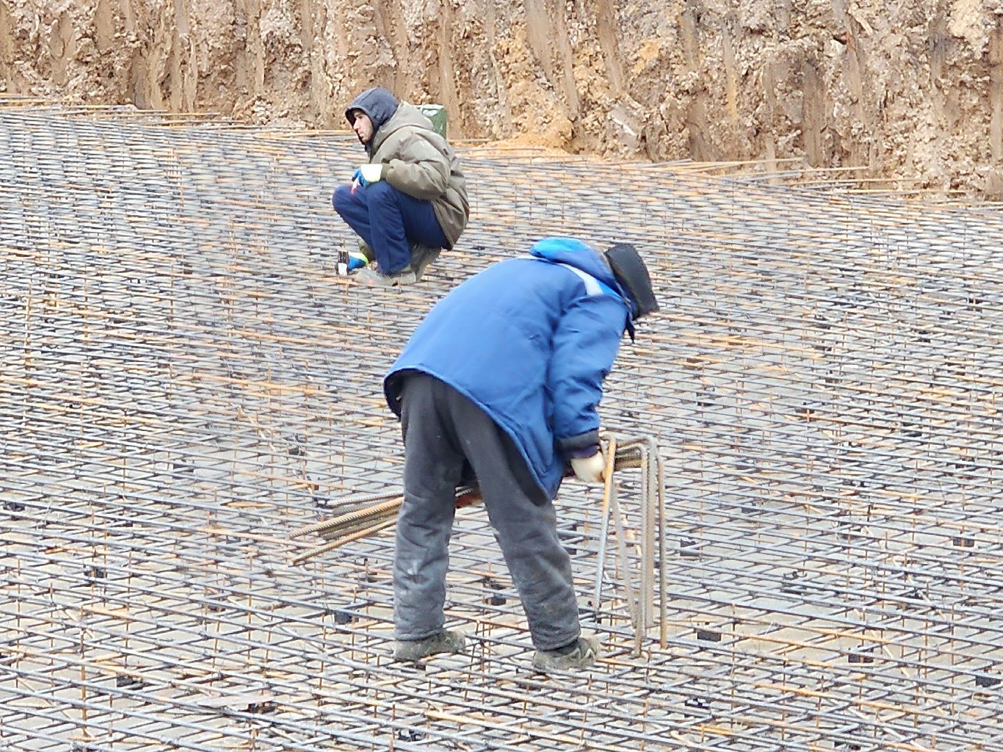 чехов, гимназия 2,  пристройка на 550 мест, строительство, каркас для фундамента, армирование, арматура, фундаментная плита, подбетонка, инженерные сети, водопровод, холодное водоснабжение, подъездные пути, разворотная площадка, котлован, вывоз грунта, госпрограмма московской области, строительство социальных объектов,