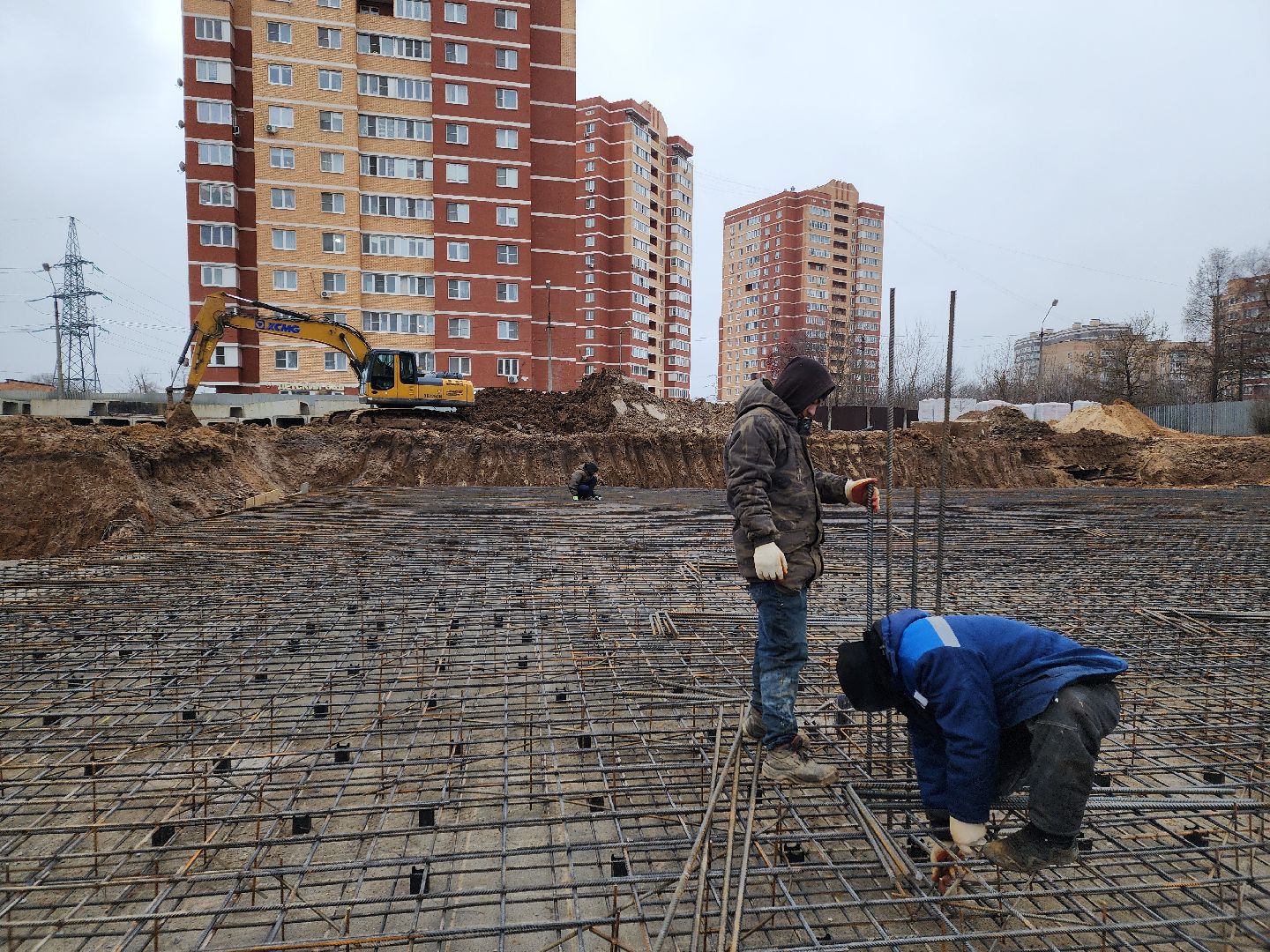 чехов, гимназия 2,  пристройка на 550 мест, строительство, каркас для фундамента, армирование, арматура, фундаментная плита, подбетонка, инженерные сети, водопровод, холодное водоснабжение, подъездные пути, разворотная площадка, котлован, вывоз грунта, госпрограмма московской области, строительство социальных объектов,