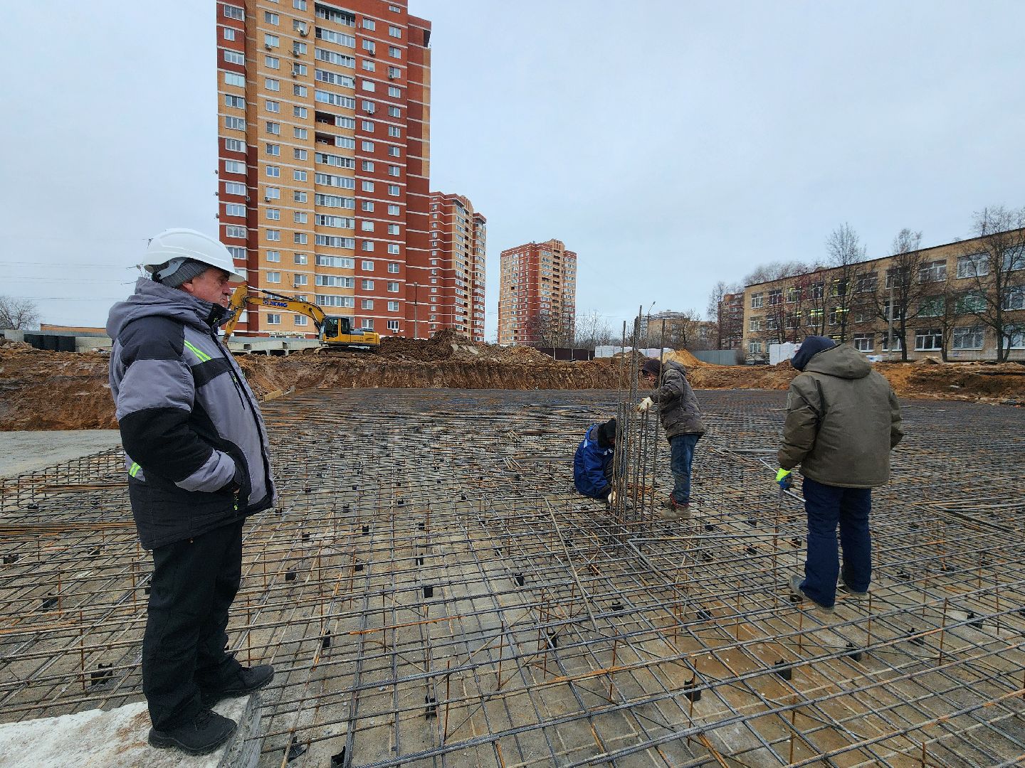 чехов, гимназия 2,  пристройка на 550 мест, строительство, каркас для фундамента, армирование, арматура, фундаментная плита, подбетонка, инженерные сети, водопровод, холодное водоснабжение, подъездные пути, разворотная площадка, котлован, вывоз грунта, госпрограмма московской области, строительство социальных объектов,