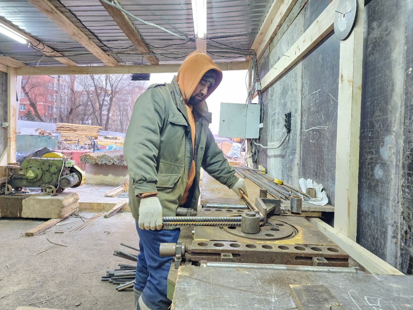 чехов, гимназия 2,  пристройка на 550 мест, строительство, каркас для фундамента, армирование, арматура, фундаментная плита, подбетонка, инженерные сети, водопровод, холодное водоснабжение, подъездные пути, разворотная площадка, котлован, вывоз грунта, госпрограмма московской области, строительство социальных объектов,