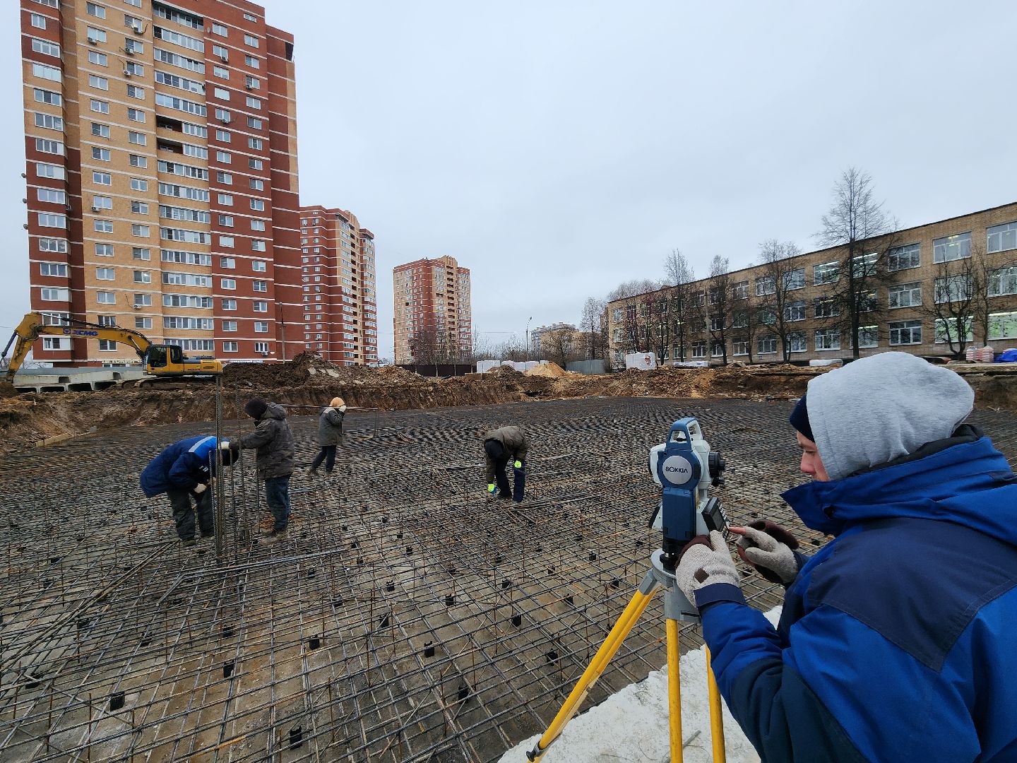 чехов, гимназия 2,  пристройка на 550 мест, строительство, каркас для фундамента, армирование, арматура, фундаментная плита, подбетонка, инженерные сети, водопровод, холодное водоснабжение, подъездные пути, разворотная площадка, котлован, вывоз грунта, госпрограмма московской области, строительство социальных объектов,