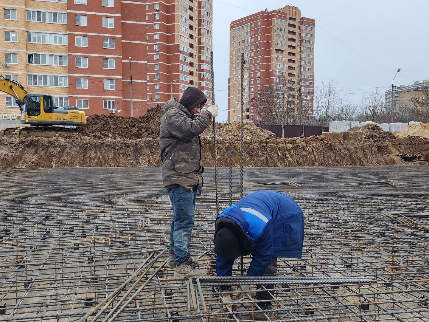 чехов, гимназия 2,  пристройка на 550 мест, строительство, каркас для фундамента, армирование, арматура, фундаментная плита, подбетонка, инженерные сети, водопровод, холодное водоснабжение, подъездные пути, разворотная площадка, котлован, вывоз грунта, госпрограмма московской области, строительство социальных объектов,