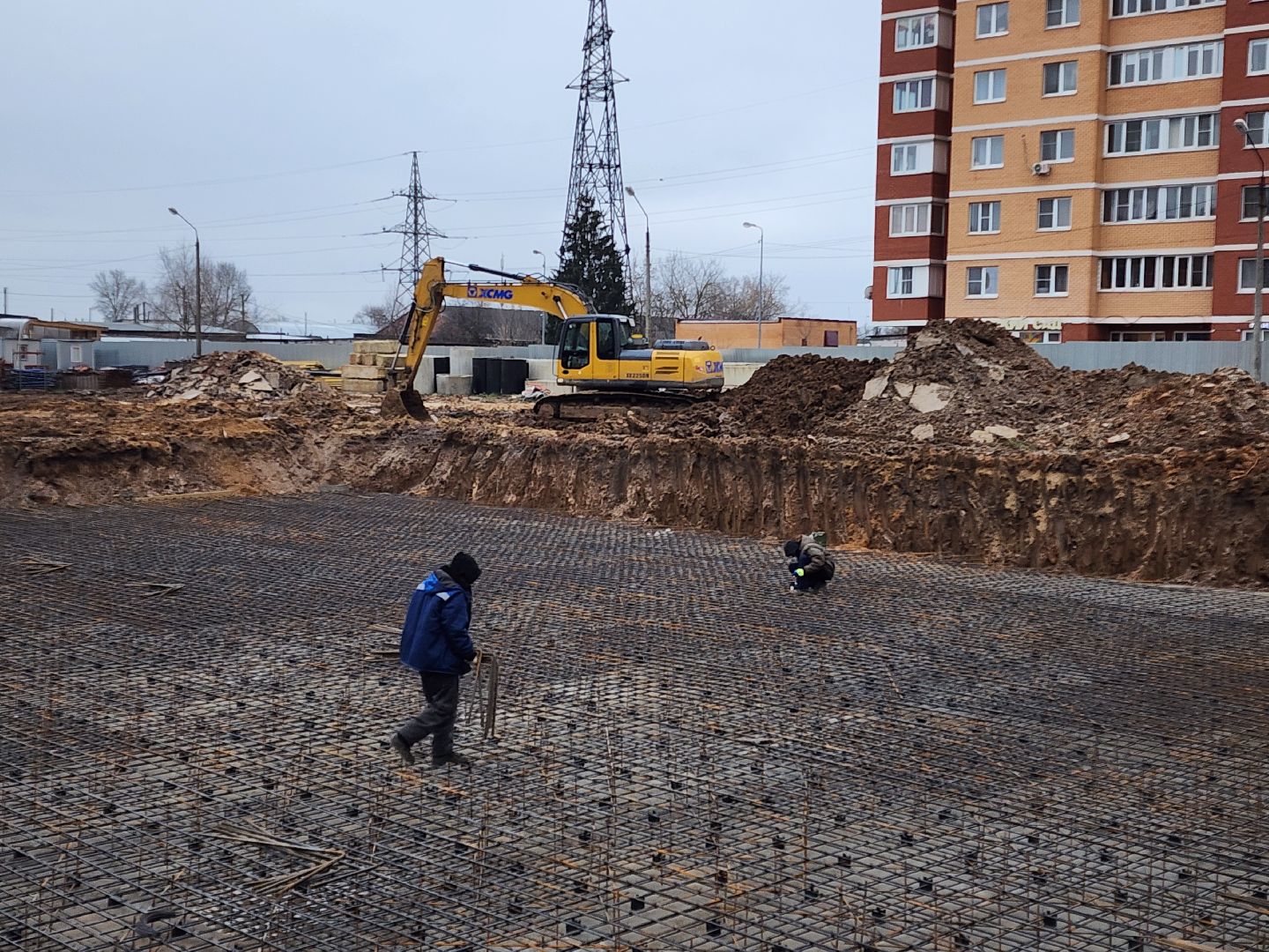 чехов, гимназия 2,  пристройка на 550 мест, строительство, каркас для фундамента, армирование, арматура, фундаментная плита, подбетонка, инженерные сети, водопровод, холодное водоснабжение, подъездные пути, разворотная площадка, котлован, вывоз грунта, госпрограмма московской области, строительство социальных объектов,