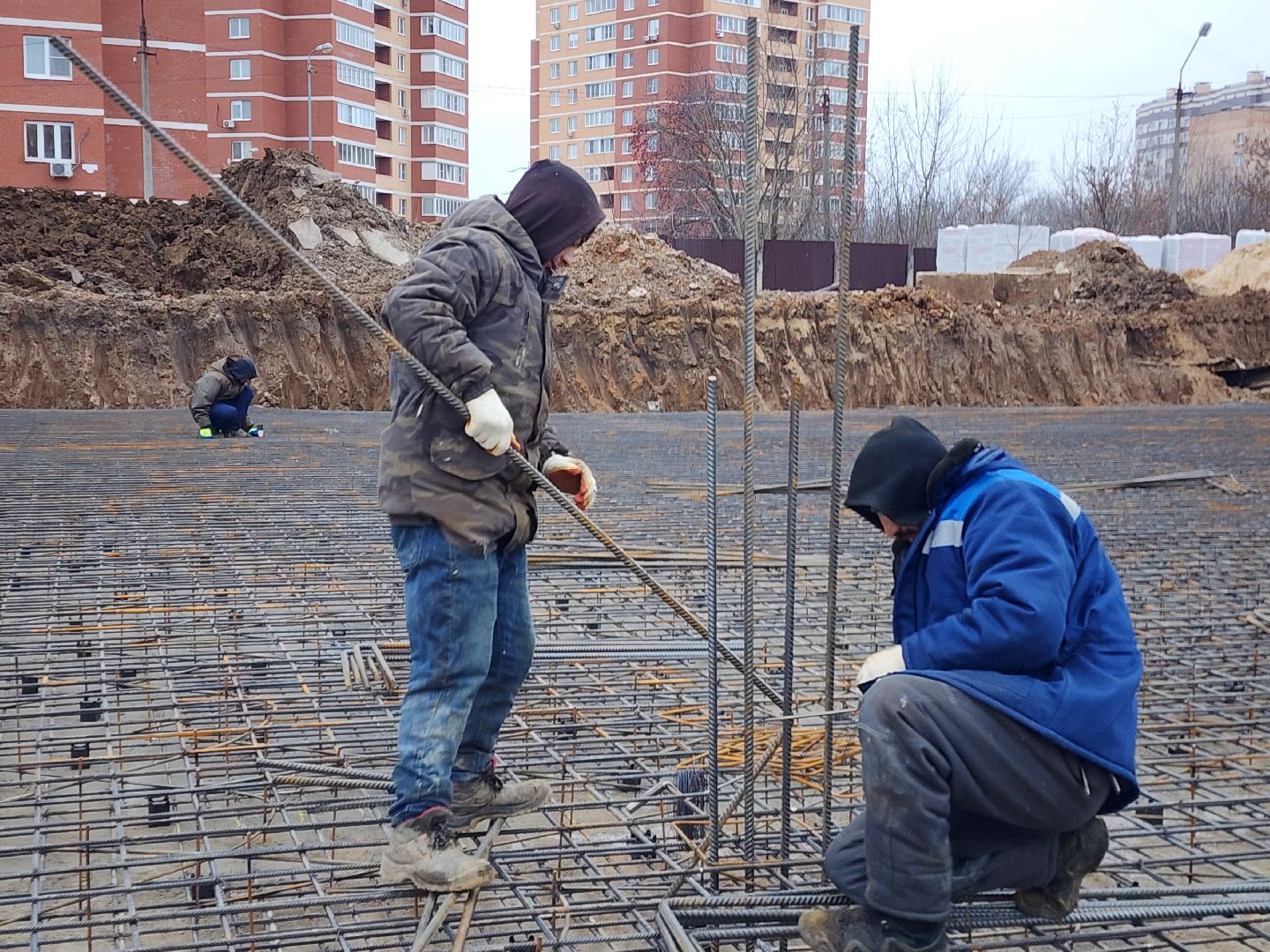 чехов, гимназия 2,  пристройка на 550 мест, строительство, каркас для фундамента, армирование, арматура, фундаментная плита, подбетонка, инженерные сети, водопровод, холодное водоснабжение, подъездные пути, разворотная площадка, котлован, вывоз грунта, госпрограмма московской области, строительство социальных объектов,