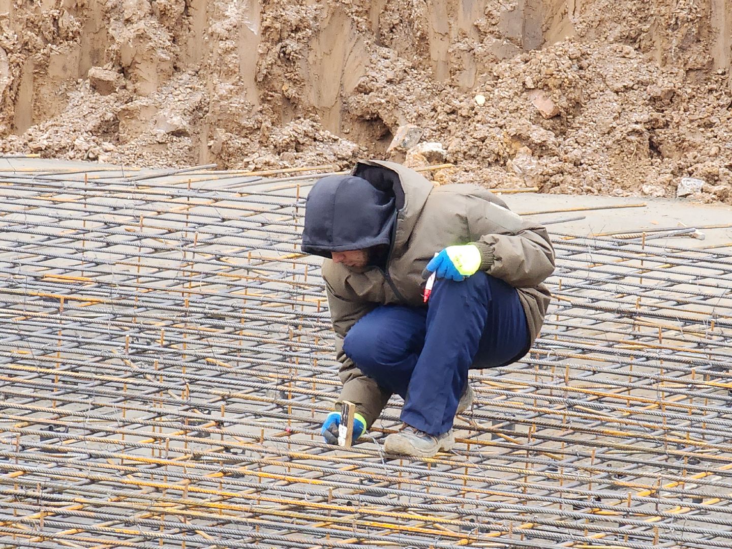 чехов, гимназия 2,  пристройка на 550 мест, строительство, каркас для фундамента, армирование, арматура, фундаментная плита, подбетонка, инженерные сети, водопровод, холодное водоснабжение, подъездные пути, разворотная площадка, котлован, вывоз грунта, госпрограмма московской области, строительство социальных объектов,