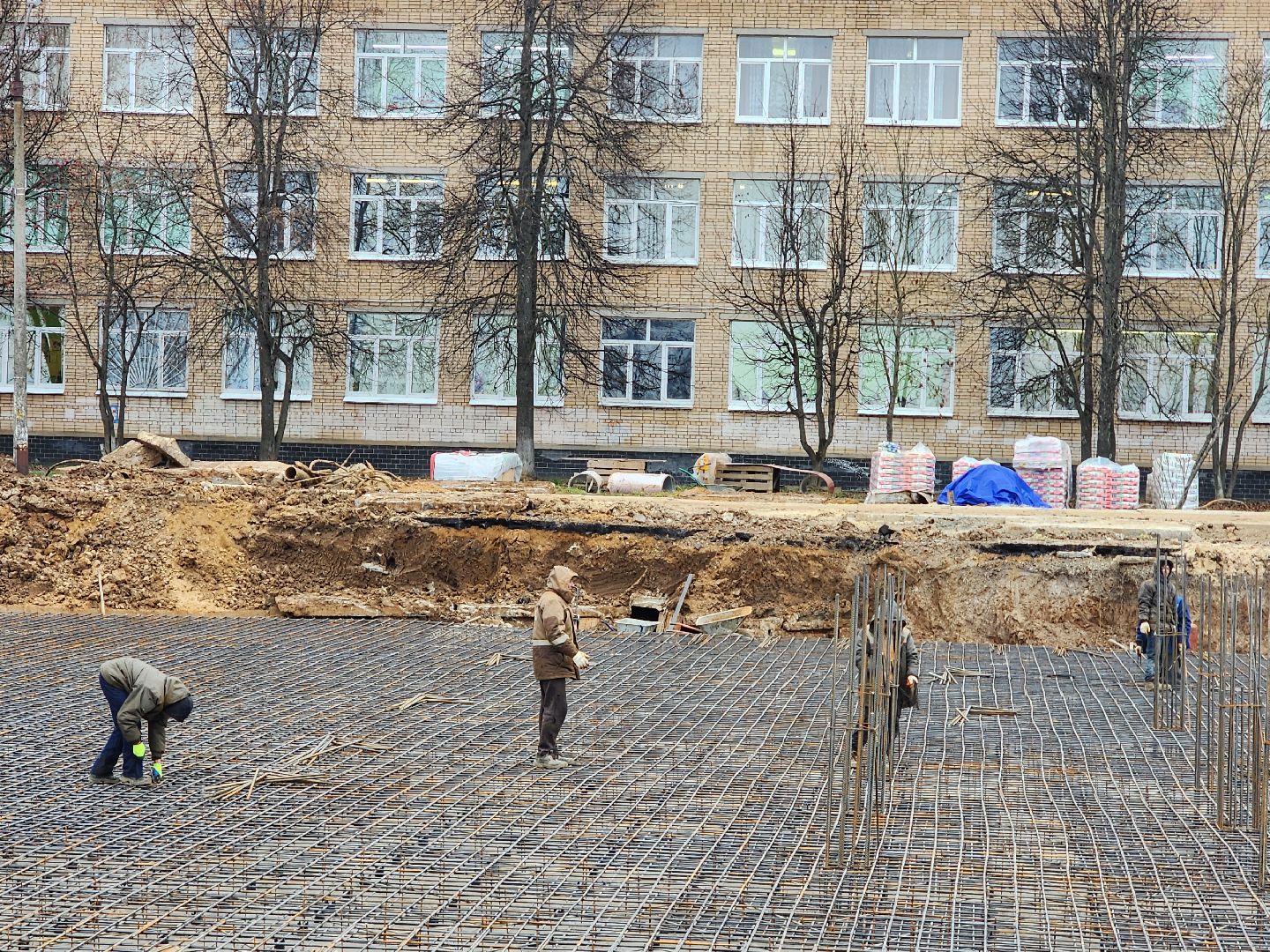 чехов, гимназия 2,  пристройка на 550 мест, строительство, каркас для фундамента, армирование, арматура, фундаментная плита, подбетонка, инженерные сети, водопровод, холодное водоснабжение, подъездные пути, разворотная площадка, котлован, вывоз грунта, госпрограмма московской области, строительство социальных объектов,