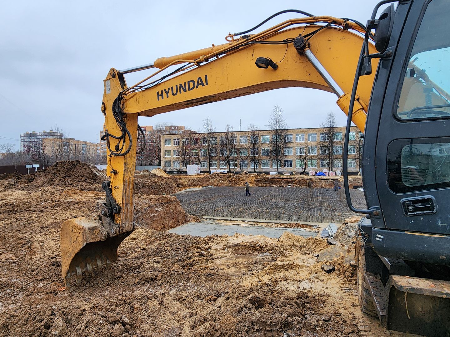 чехов, гимназия 2,  пристройка на 550 мест, строительство, каркас для фундамента, армирование, арматура, фундаментная плита, подбетонка, инженерные сети, водопровод, холодное водоснабжение, подъездные пути, разворотная площадка, котлован, вывоз грунта, госпрограмма московской области, строительство социальных объектов,