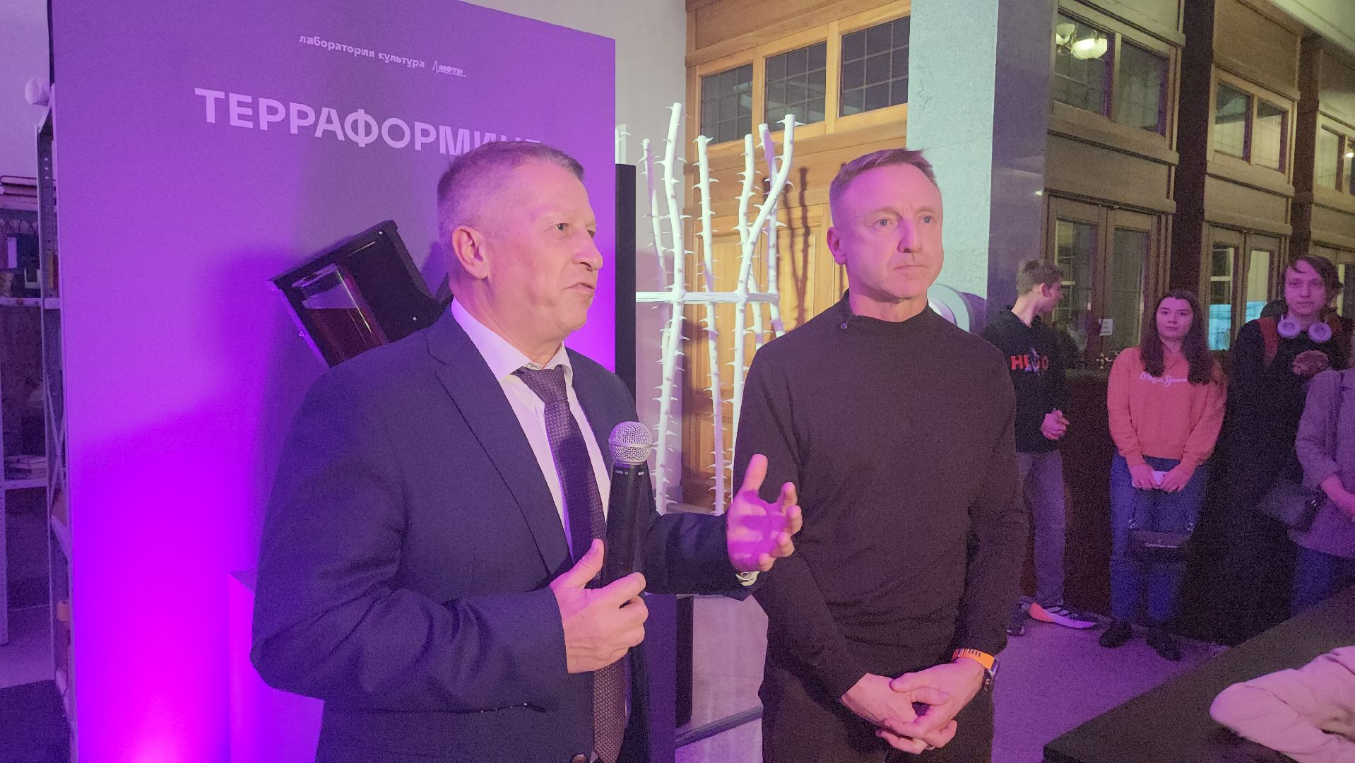 долгопрудный, мфти, выставка, художники, ученые, нейросети, терраформинг, метапоэтическое зеркало, поэзия хайку,