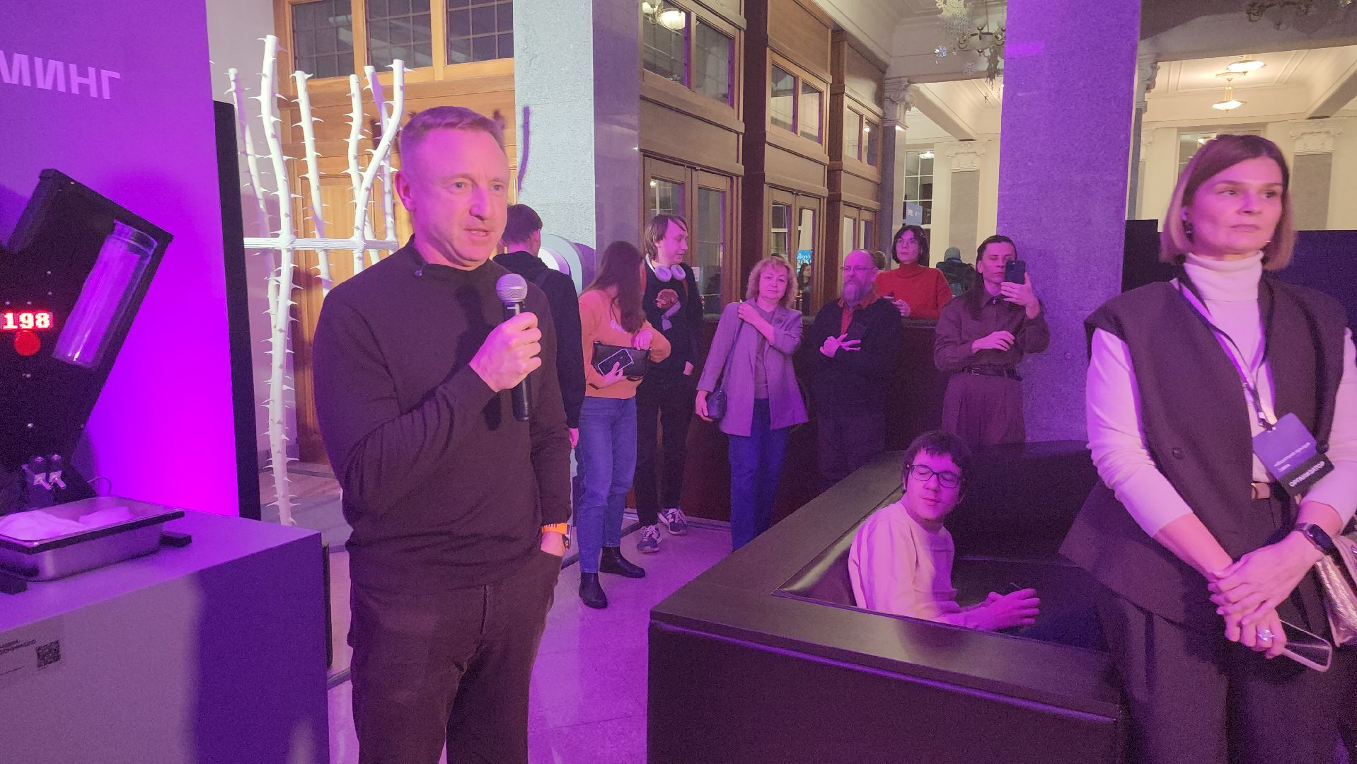 долгопрудный, мфти, выставка, художники, ученые, нейросети, терраформинг, метапоэтическое зеркало, поэзия хайку,