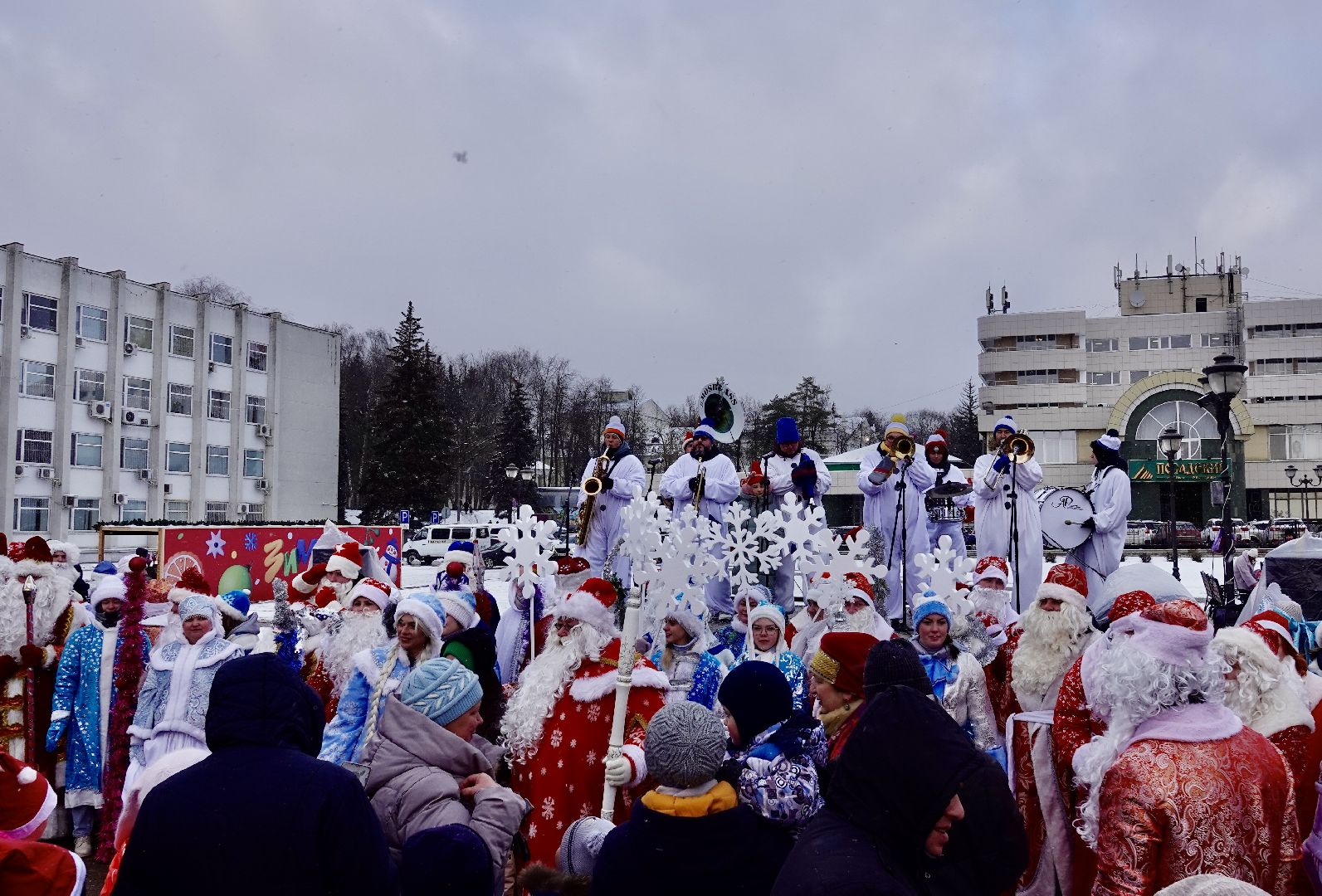зима в подмосковье , сергиев посад , сергиево-посадский городской округ, парад дедов морозов  , новый год,