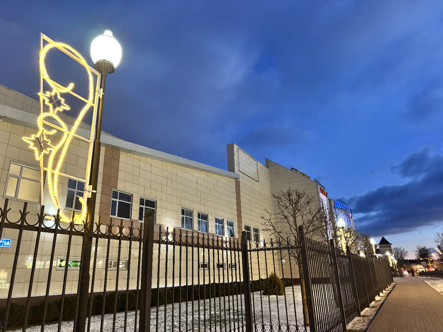 шаховская школа, новогодние украшения, зима в  подмосковье,