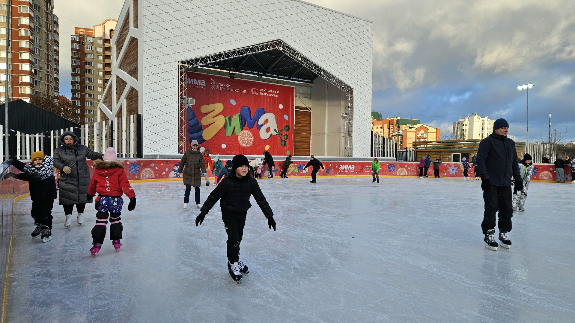 долгопрудный, центральный парк победы, зима в подмосковье 2025, ледовый каток, коньки,
