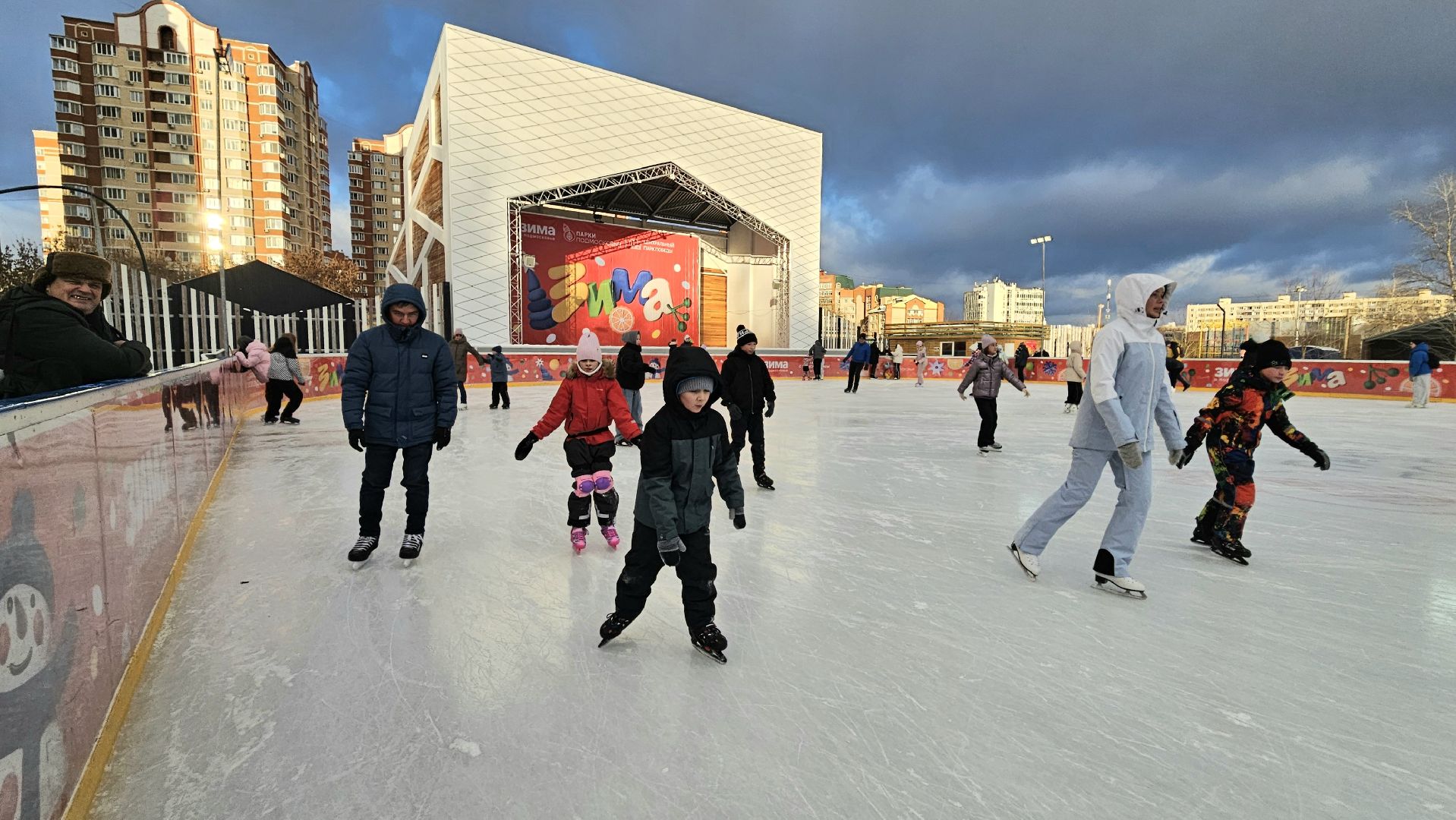 долгопрудный, центральный парк победы, зима в подмосковье 2025, ледовый каток, коньки,