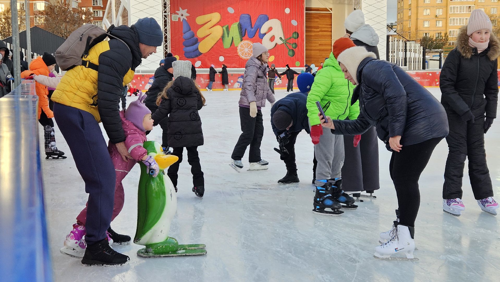 долгопрудный, центральный парк победы, зима в подмосковье 2025, ледовый каток, коньки,