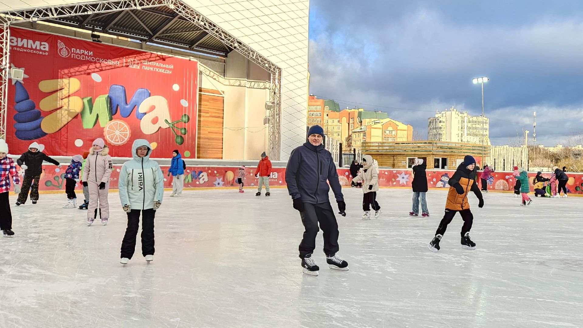 долгопрудный, центральный парк победы, зима в подмосковье 2025, ледовый каток, коньки,