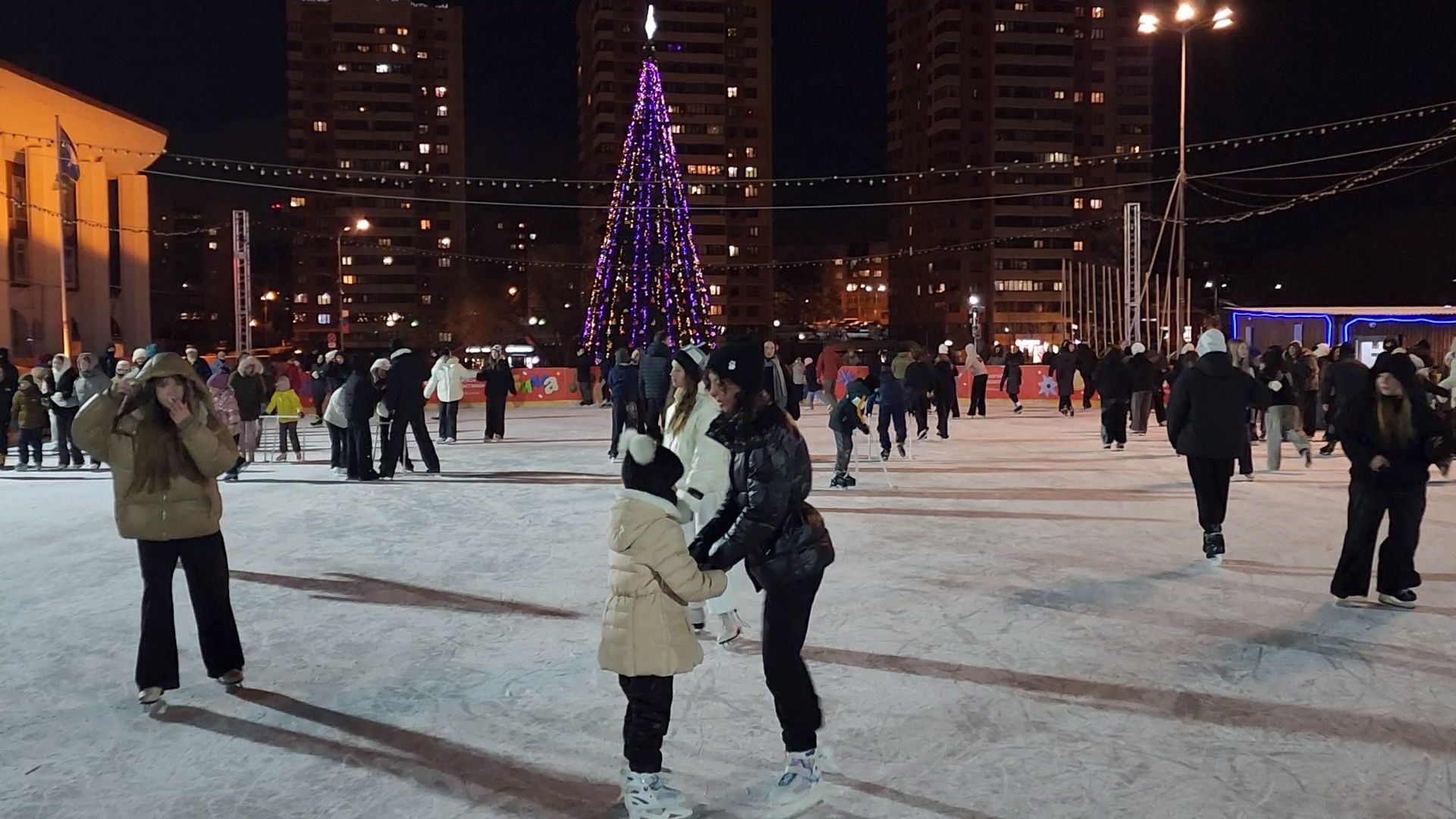 чехов, советская площадь, открытый каток, бесплатные сеансы катания, ледовая арена, катание на коньках, губернаторская программа, зима в подмосковье, расписание сеансов, зимний отдых, прокат коньков, заточка коньков, искусственный лед,