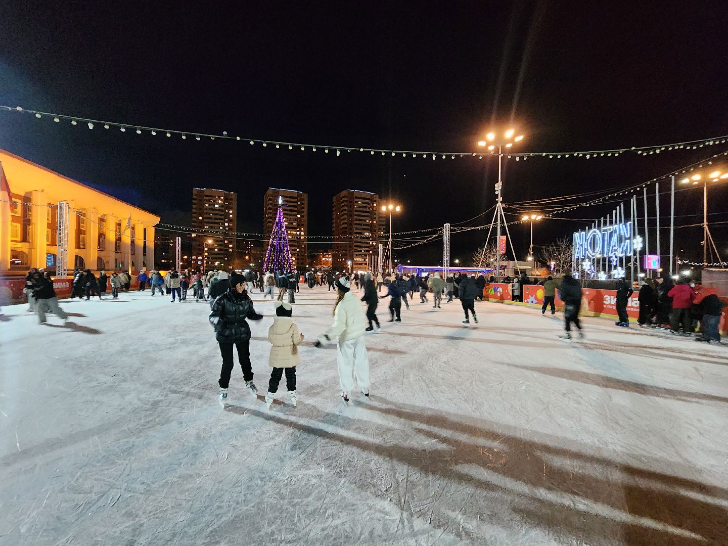 чехов, советская площадь, открытый каток, бесплатные сеансы катания, ледовая арена, катание на коньках, губернаторская программа, зима в подмосковье, расписание сеансов, зимний отдых, прокат коньков, заточка коньков, искусственный лед,