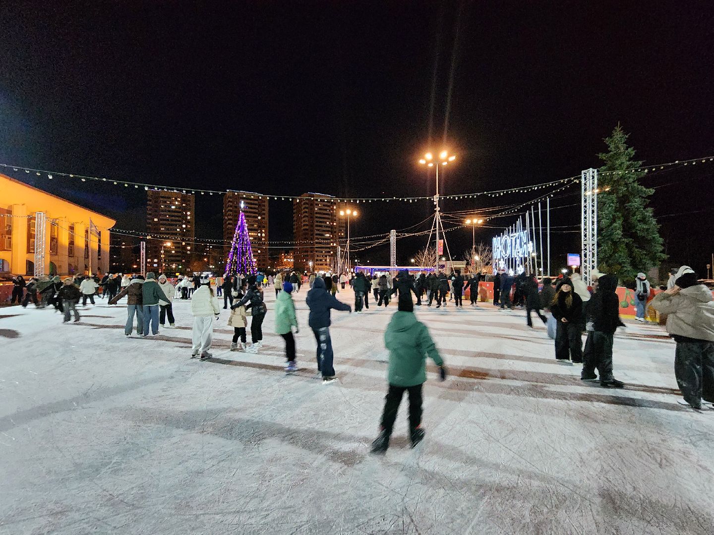 чехов, советская площадь, открытый каток, бесплатные сеансы катания, ледовая арена, катание на коньках, губернаторская программа, зима в подмосковье, расписание сеансов, зимний отдых, прокат коньков, заточка коньков, искусственный лед,