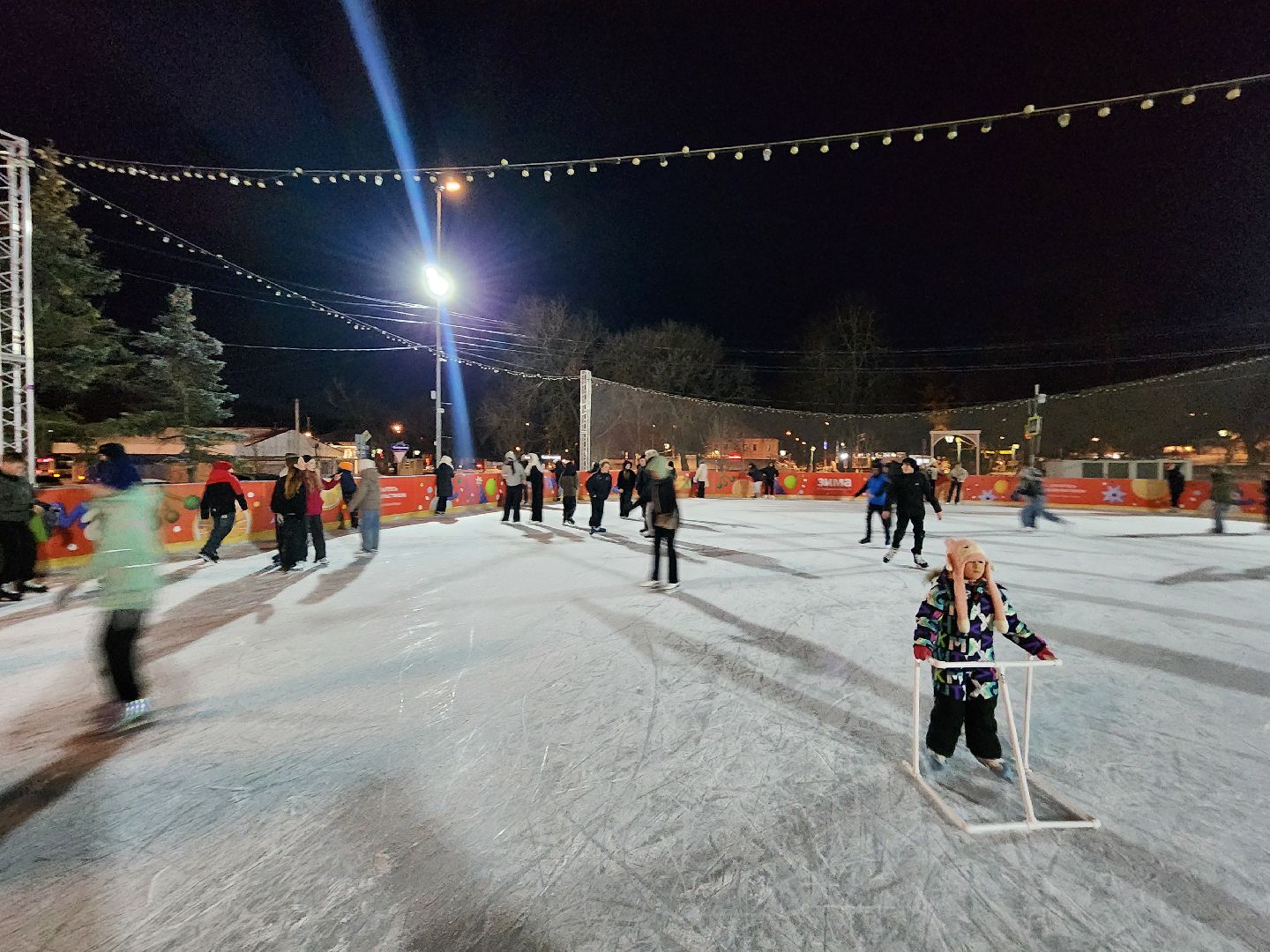 чехов, советская площадь, открытый каток, бесплатные сеансы катания, ледовая арена, катание на коньках, губернаторская программа, зима в подмосковье, расписание сеансов, зимний отдых, прокат коньков, заточка коньков, искусственный лед,